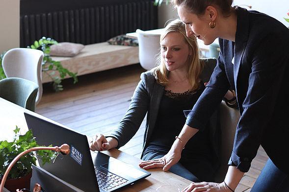 zwei Frauen am Laptop