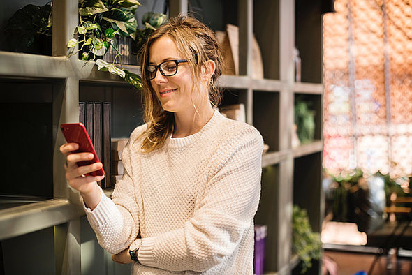 Frau mit Smartphone