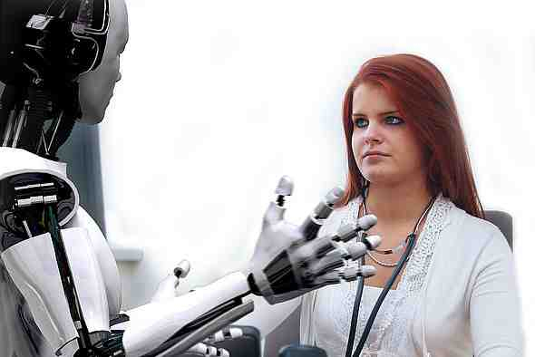 Roboter am Empfang mit einer Frau